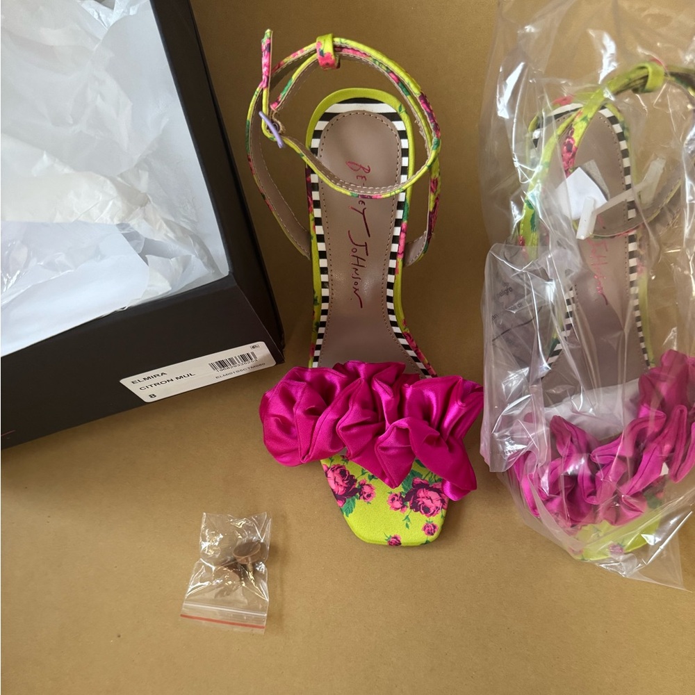 Brand new Betsy Johnson floral pumps